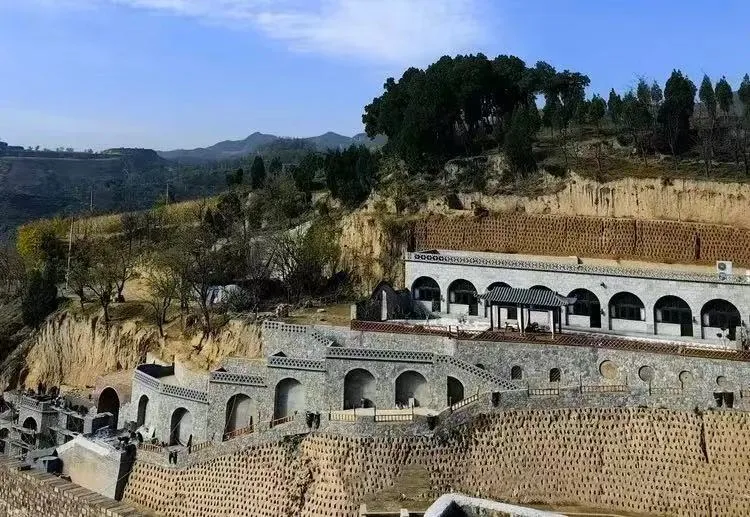呂梁市離石區(qū)交口街道杜家山村打造鄉(xiāng)村旅游重點(diǎn)村項(xiàng)目施工